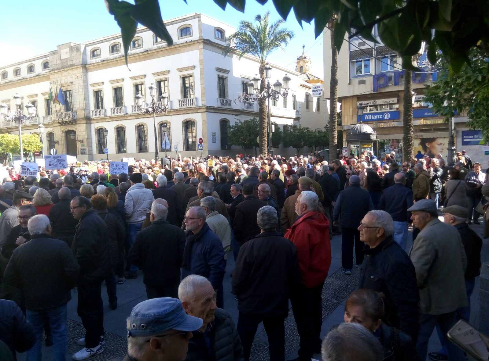 La ciudadanía toma las Tendillas y las calles del país en defensa de las pensiones públicas