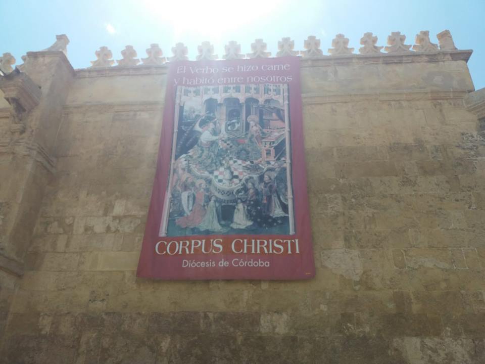 La Plataforma Mezquita-Catedral de Córdoba Patrimonio de Todos denuncia un inmenso cartel del Corpus Christi que la Iglesia colocó en la fachada del monumento