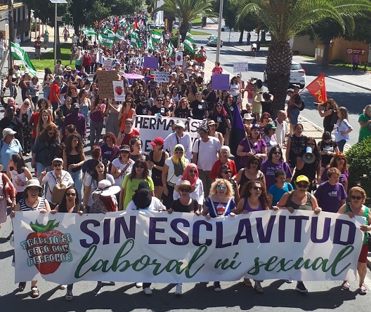 Marcharon en Huelva contra la explotación laboral y sexual de las trabajadoras del campo: “Fresas sí, pero con derechos”