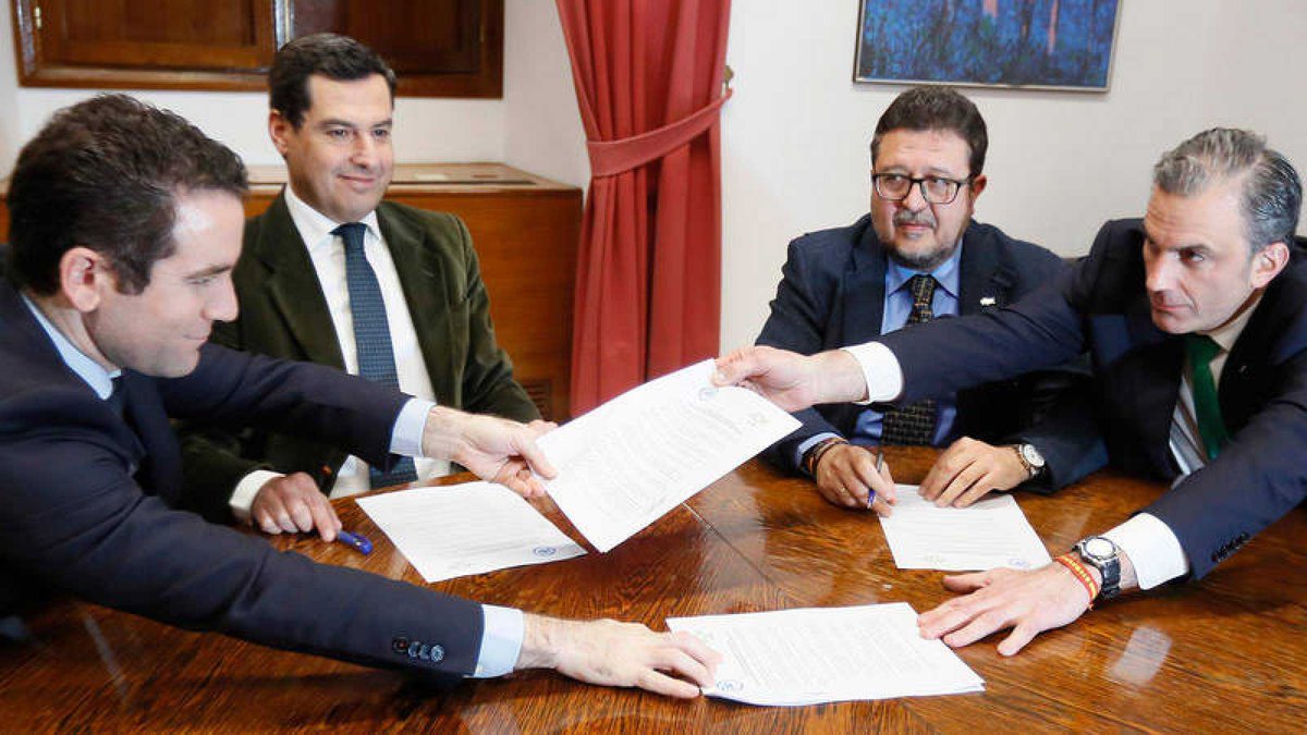 El tripartito PP-Ciudadanos-Vox culmina su acuerdo a dos bandas para gobernar Andalucía