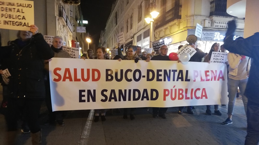 Decenas de cordobeses se movilizaron “por la inclusión de la salud buco dental plena en la sanidad pública”