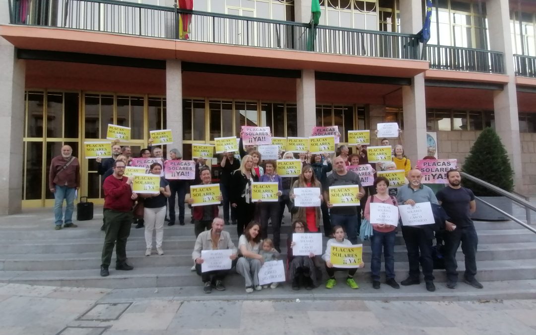 Las asociaciones vecinales del casco histórico que reivindican placas solares celebraron ayer viernes 24 de marzo una concentración frente al ayuntamiento