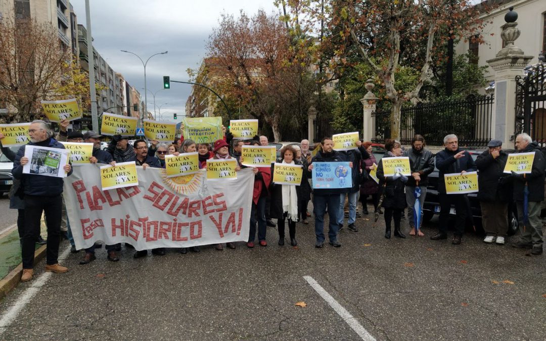 Las Asociaciones Vecinales del Casco Histórico recuerdan al Ayuntamiento que ignorar el problema de las placas solares no lo resuelve
