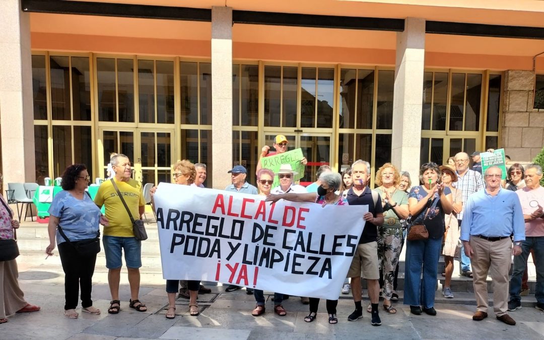 La vecindad del Campo de la Verdad traslada sus protestas a la puerta del Ayuntamiento