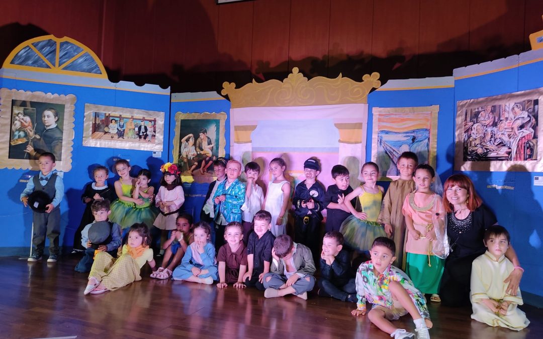 Niñas y niños de infantil representan una obra de teatro contra el bullying