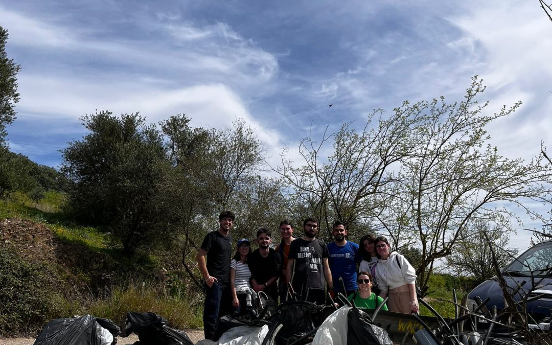 Nueva limpieza del arroyo Pedroche por voluntarias frente a la inacción de las administraciones.