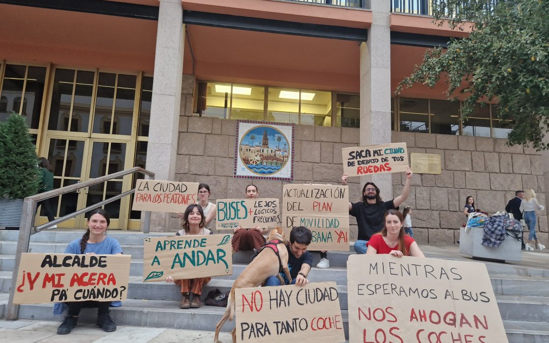 Juventud por el Clima hace una nueva sentada frente al Ayuntamiento reclamando más ciudad para el peatón