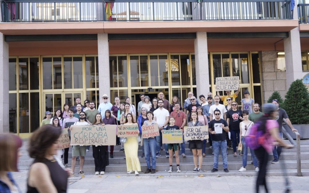 Juventud por el Clima se manifiesta frente al Ayuntamiento “por una Córdoba respirable”