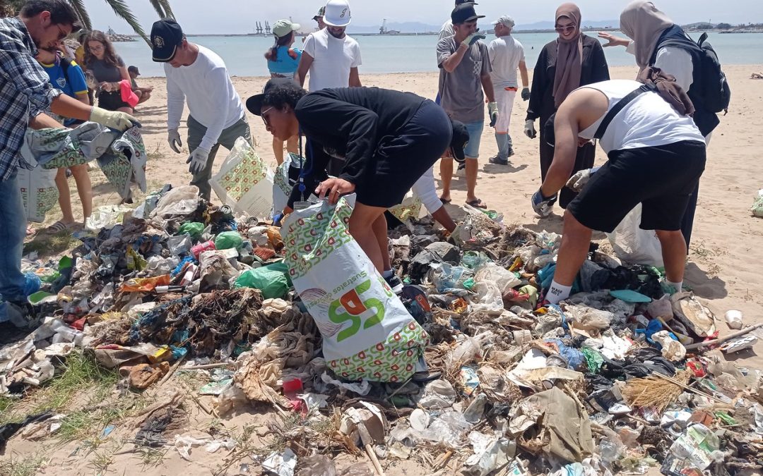 Ecologistas en acción recoge media tonelada de basura en cinco limpiezas de playas