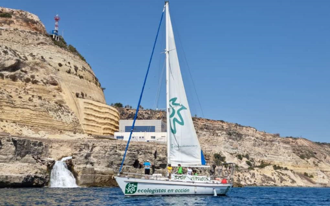 El velero de Ecologistas en Acción denuncia el lavado verde de los proyectos de conservación del mar de Alborán