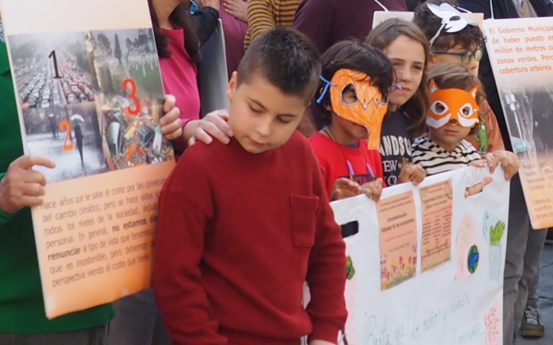 Amplia presencia de niños y niñas en un ambiente festivo y reivindicativo por el clima