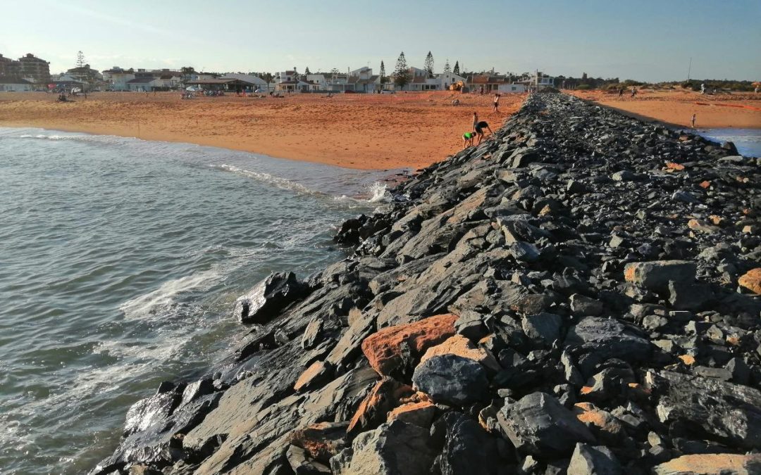 El informe ‘Banderas negras 2025’ pone el acento en la ocupación del espacio público de la costa por parte de particulares adinerados y por la sobreexplotación turística