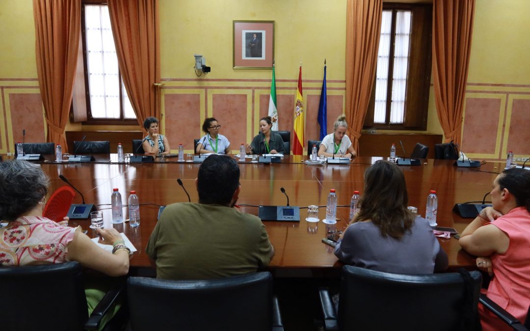 APDHA demanda en el Parlamento Andaluz medidas para garantizar los derechos humanos de los trabajadores migrantes de Almería y Huelva